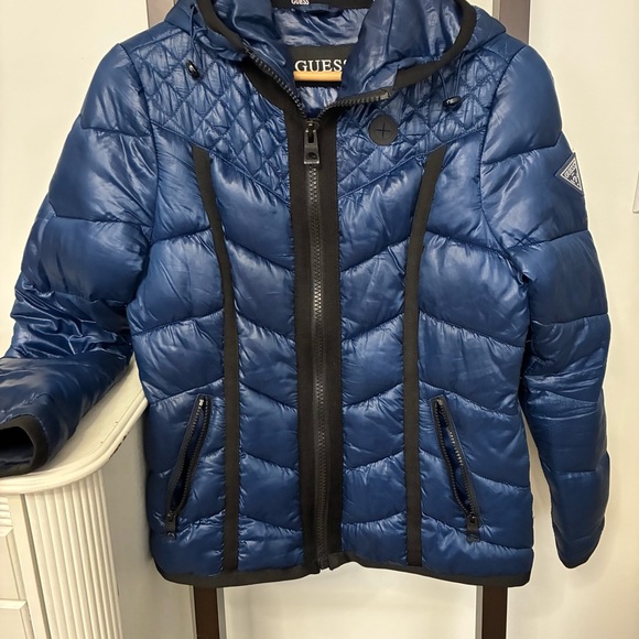 Women’s size small Guess Navy blue Puffer Coat with hood. Logo on left arm. - Picture 3 of 13